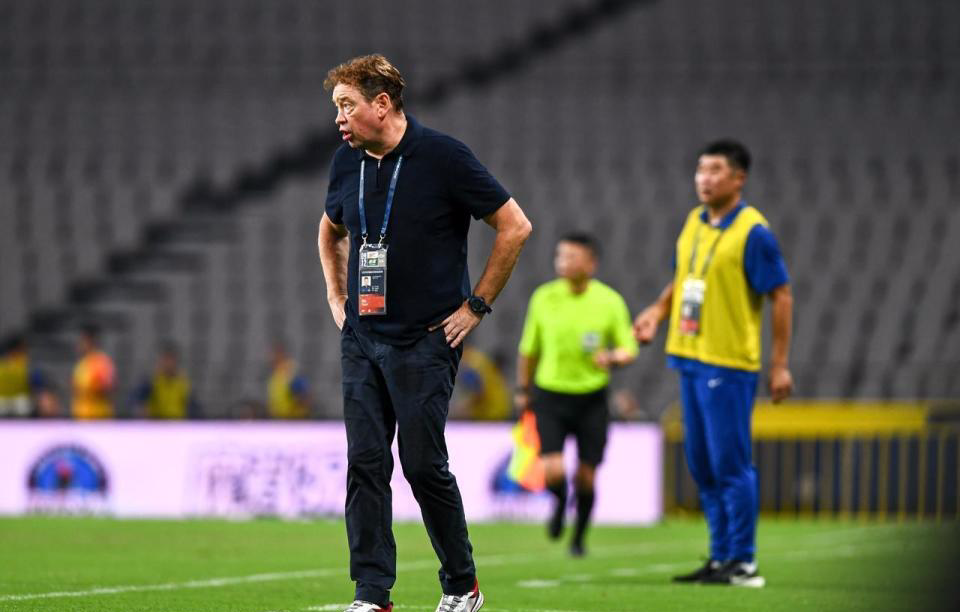 然而在机场, 烈的批评, 为了申花好